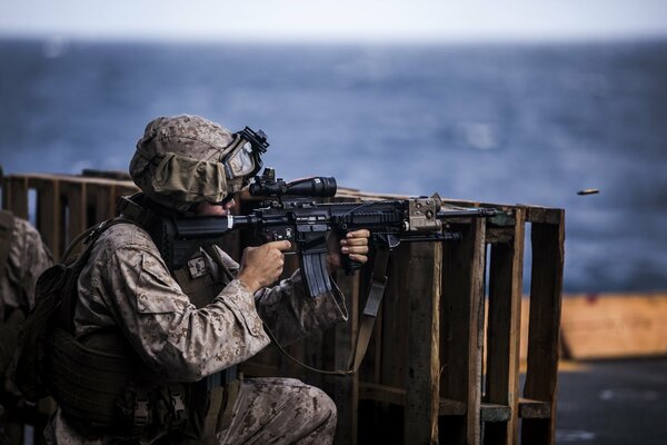 Soldat en uniforme et avec des armes à la main