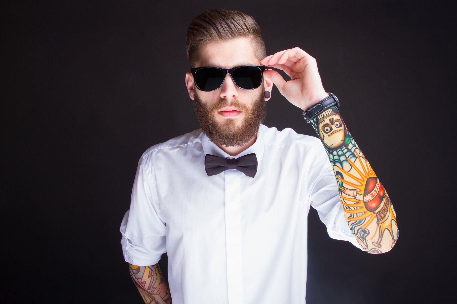 camisa tatuajes reloj gafas de sol