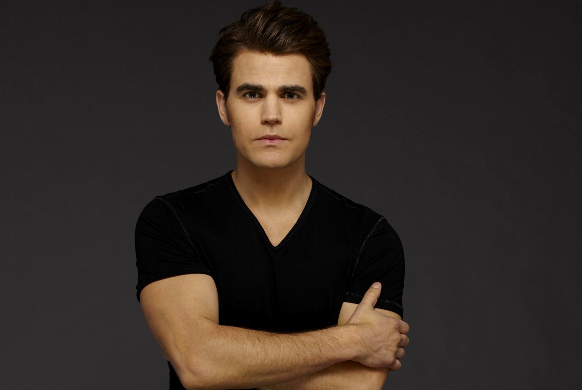 pamiętniki wampirów sezon 6 serial stefan salvatore mężczyzna aktor paul wesley tło szary