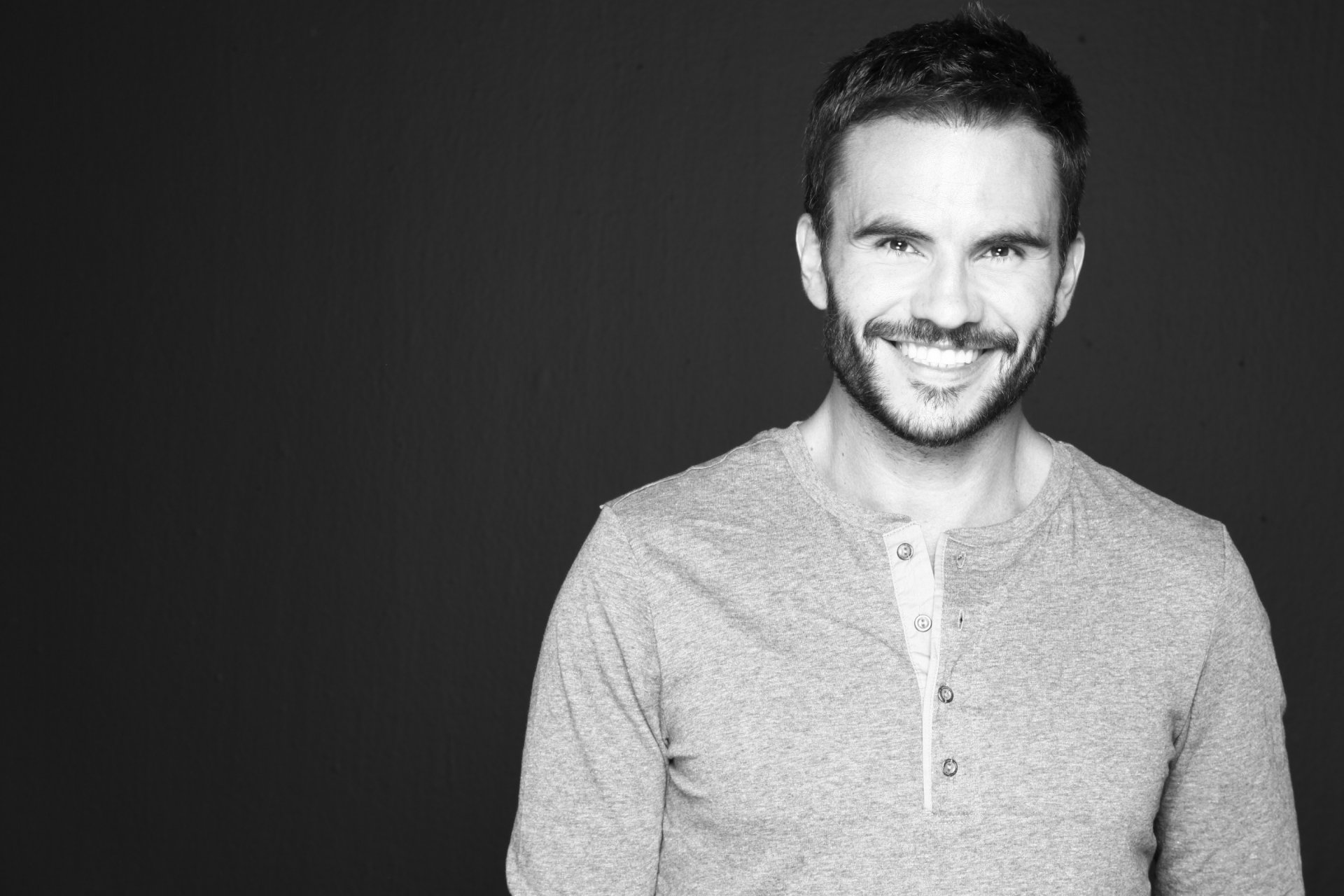 juan pablo raba men background actor smile