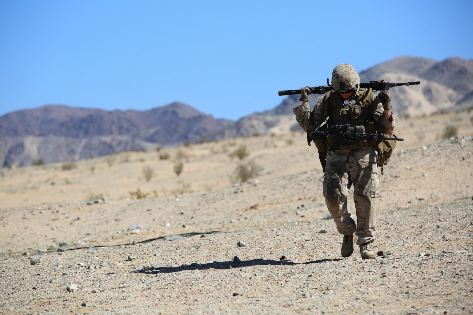 soldat arme marche fatigue désert