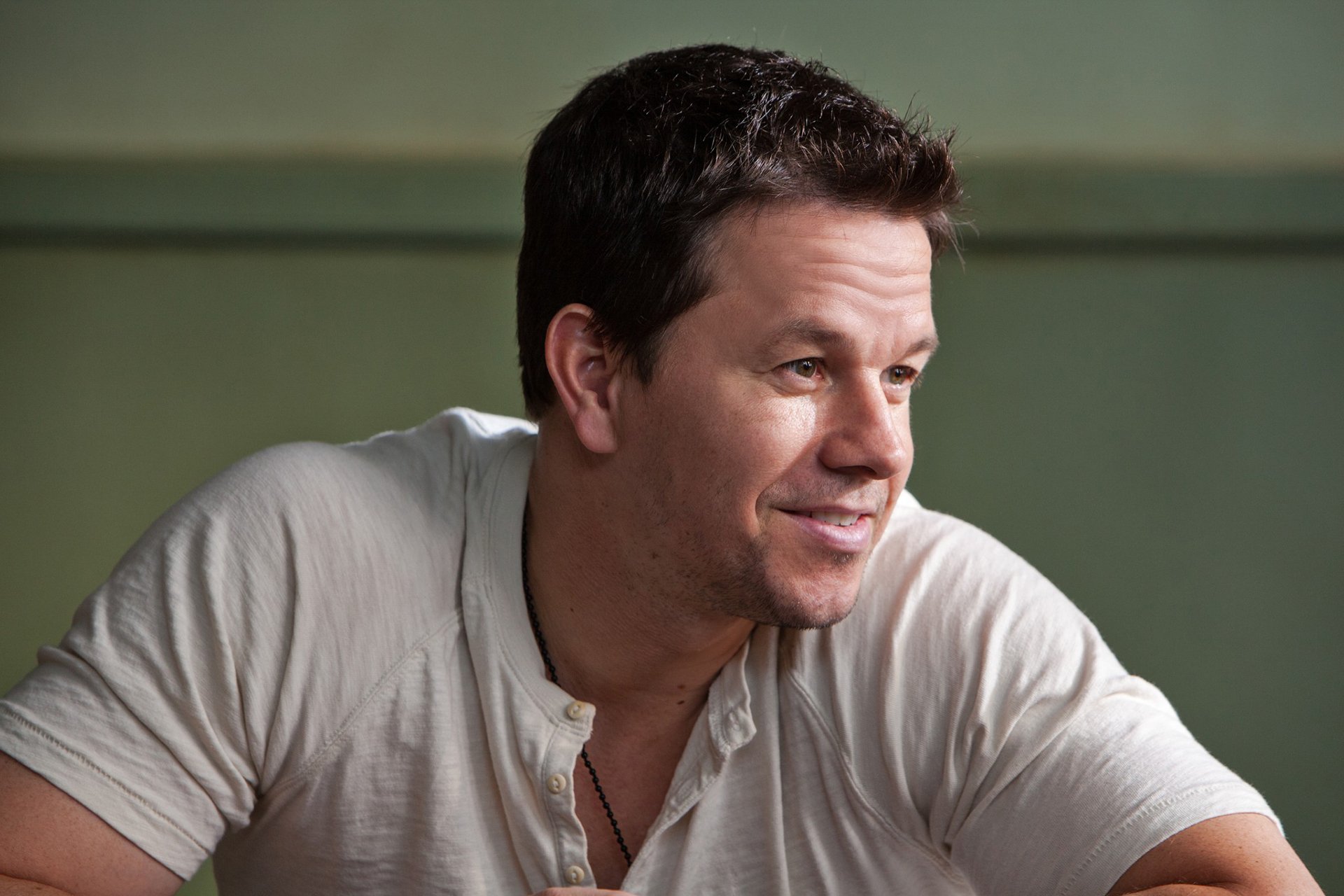 mark wahlberg schauspieler lächeln t-shirt