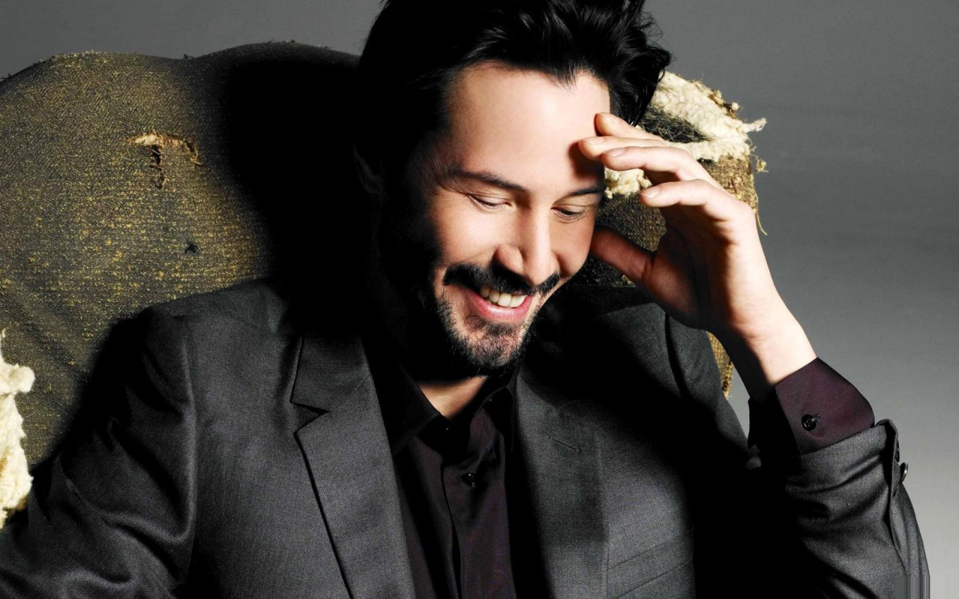 keanu reeves attore sfondo grigio sorriso keanu reeves felicità