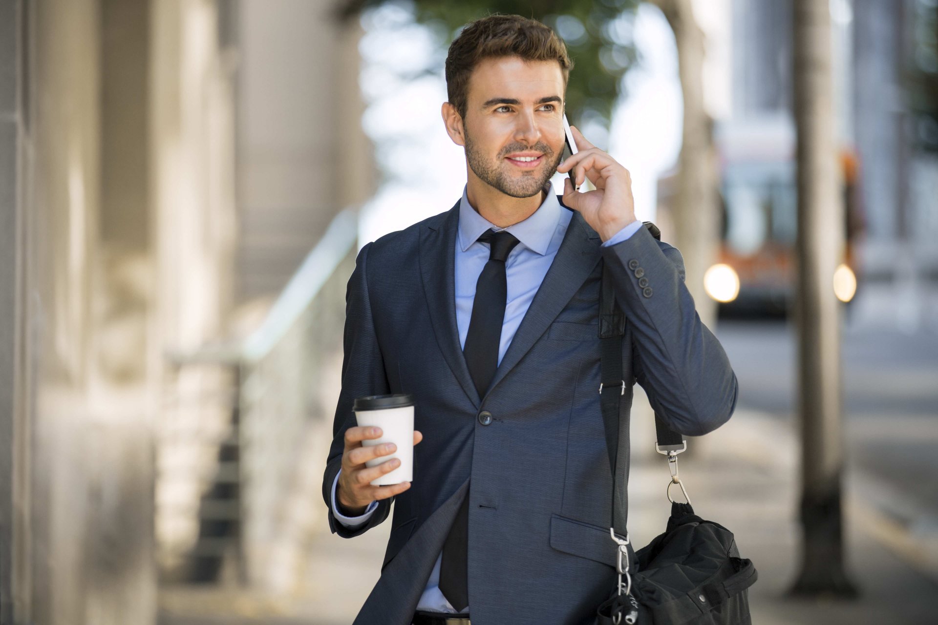 café novio teléfono caminar hombre