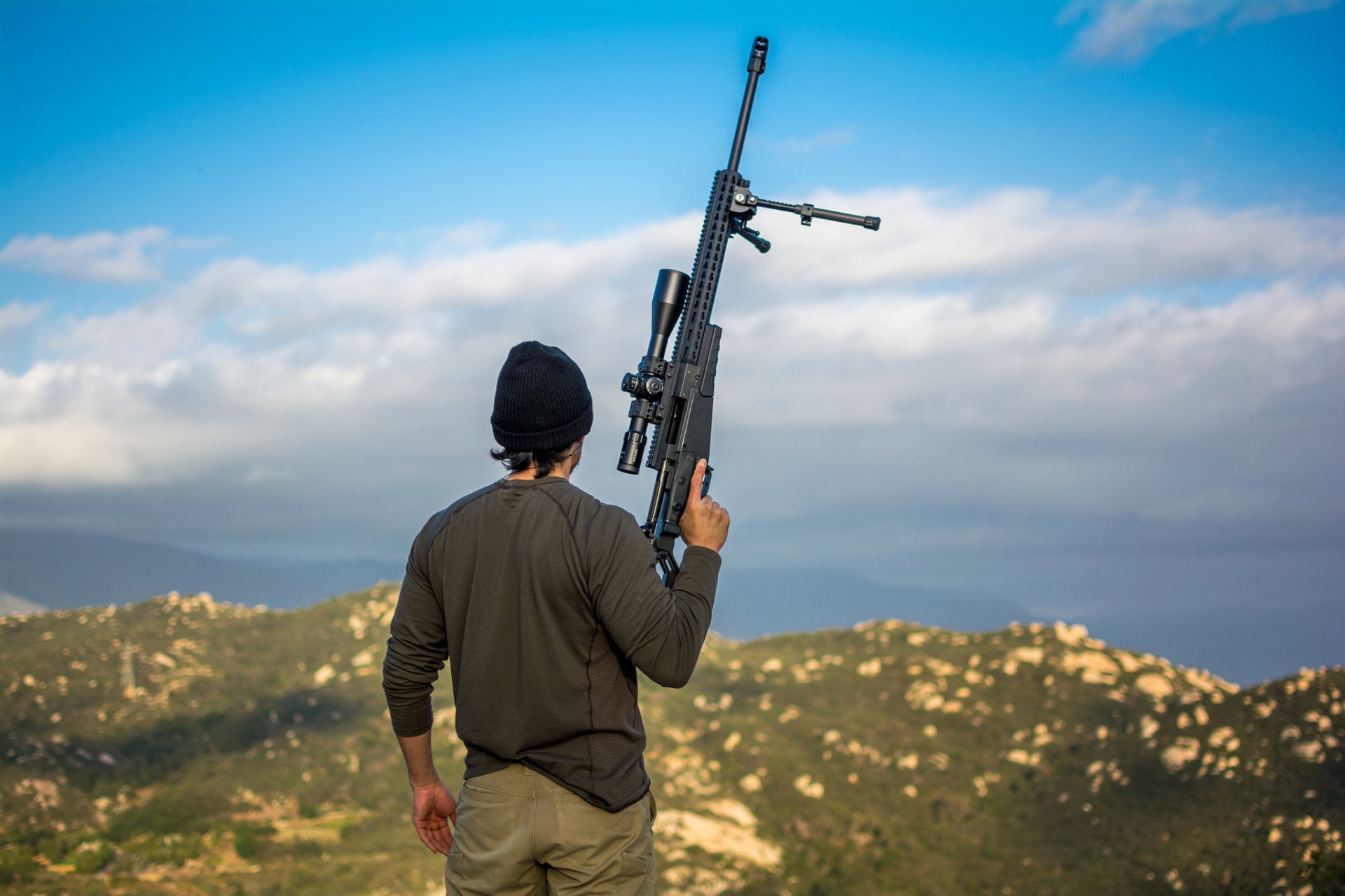 hombre espalda pose francotirador rifle arma óptica cielo