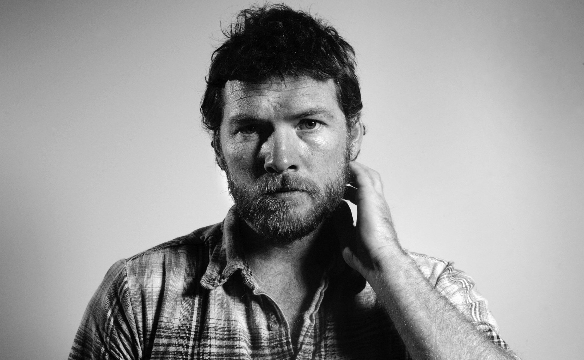 sam worthington aktor mężczyzna broda koszula