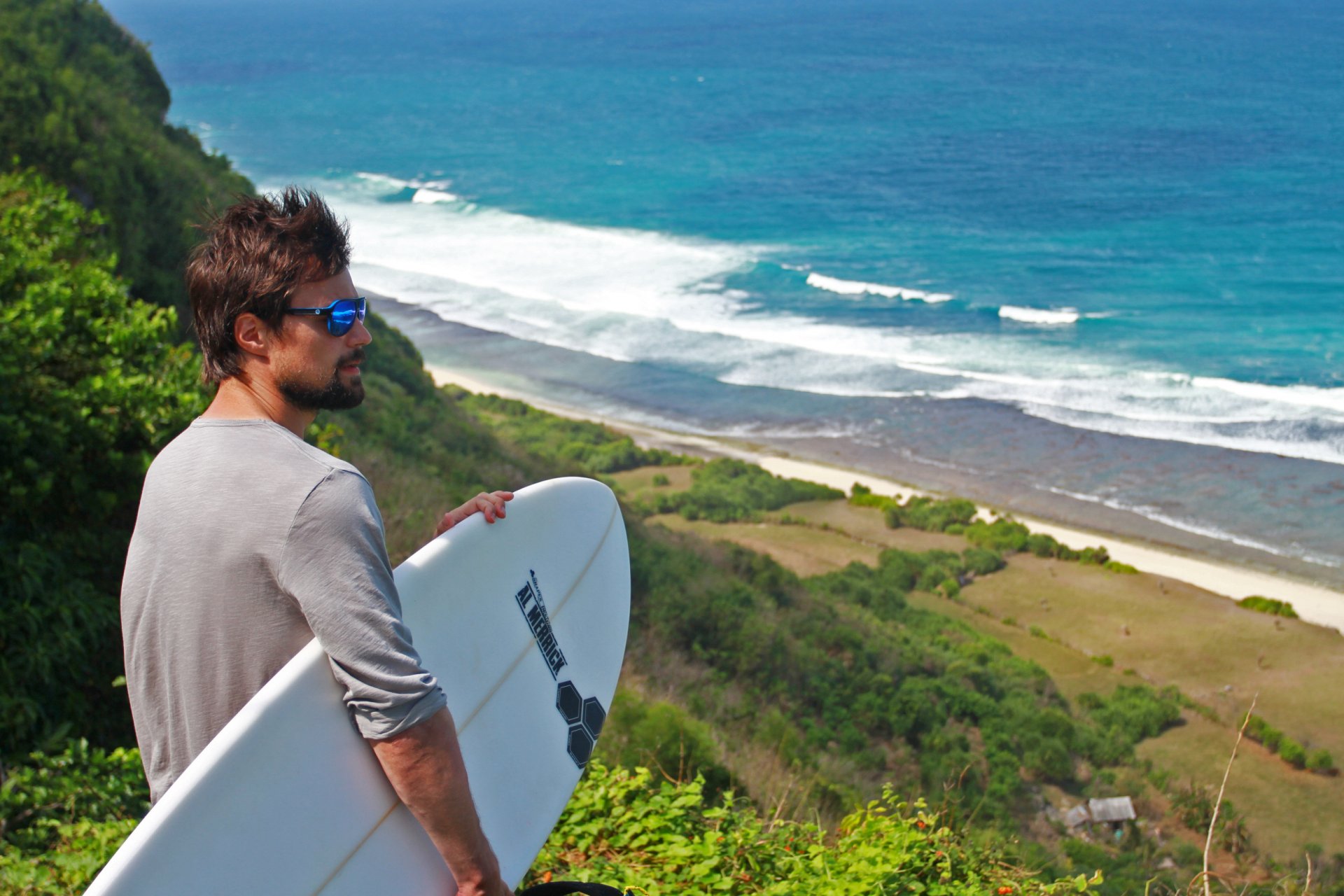 daniel kozłowski aktor okulary deska surfing morze wybrzeże spiritless 2