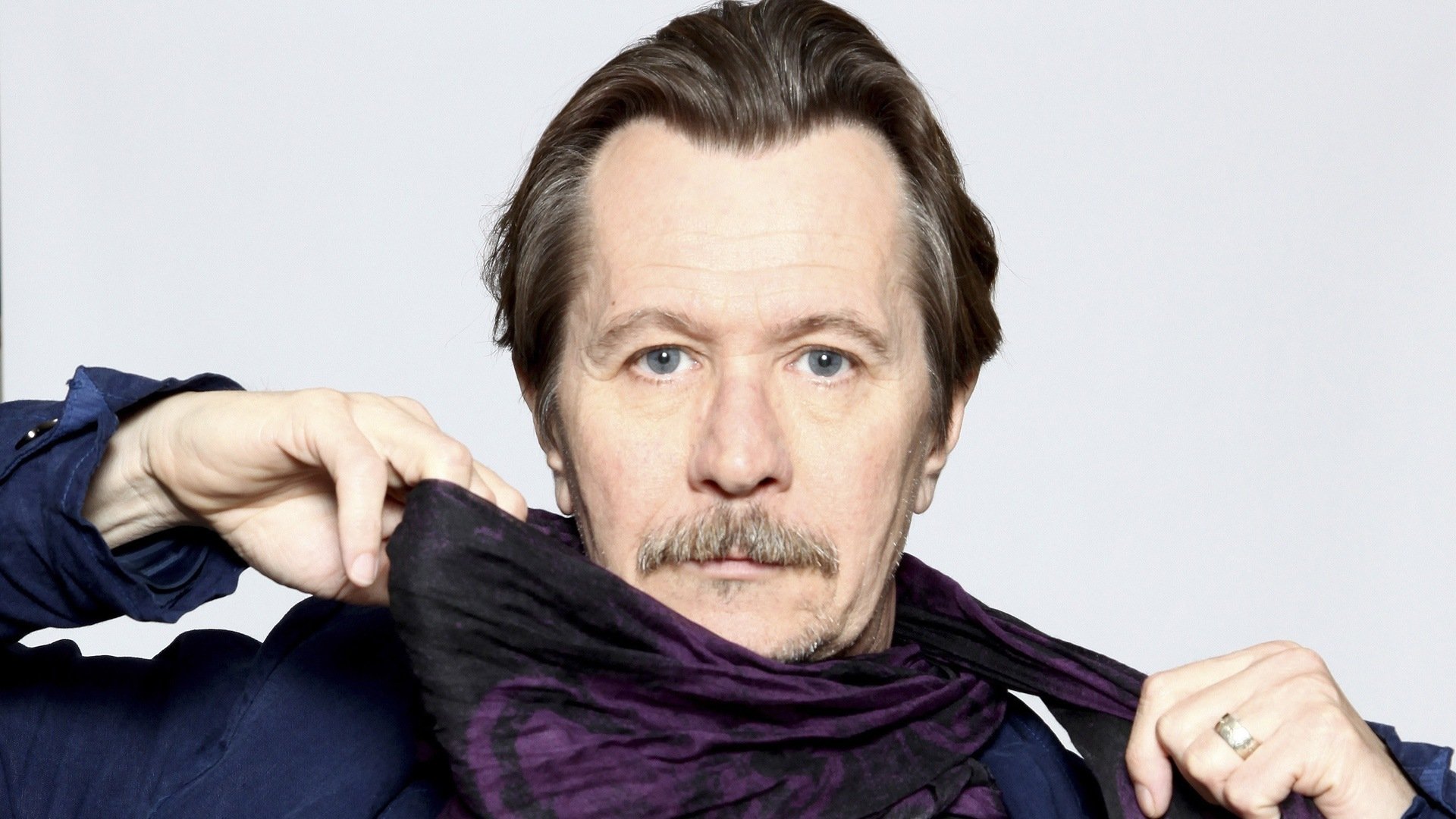 gary oldman gary oldman leonard gary oldman gary leonard oldman attore sciarpa