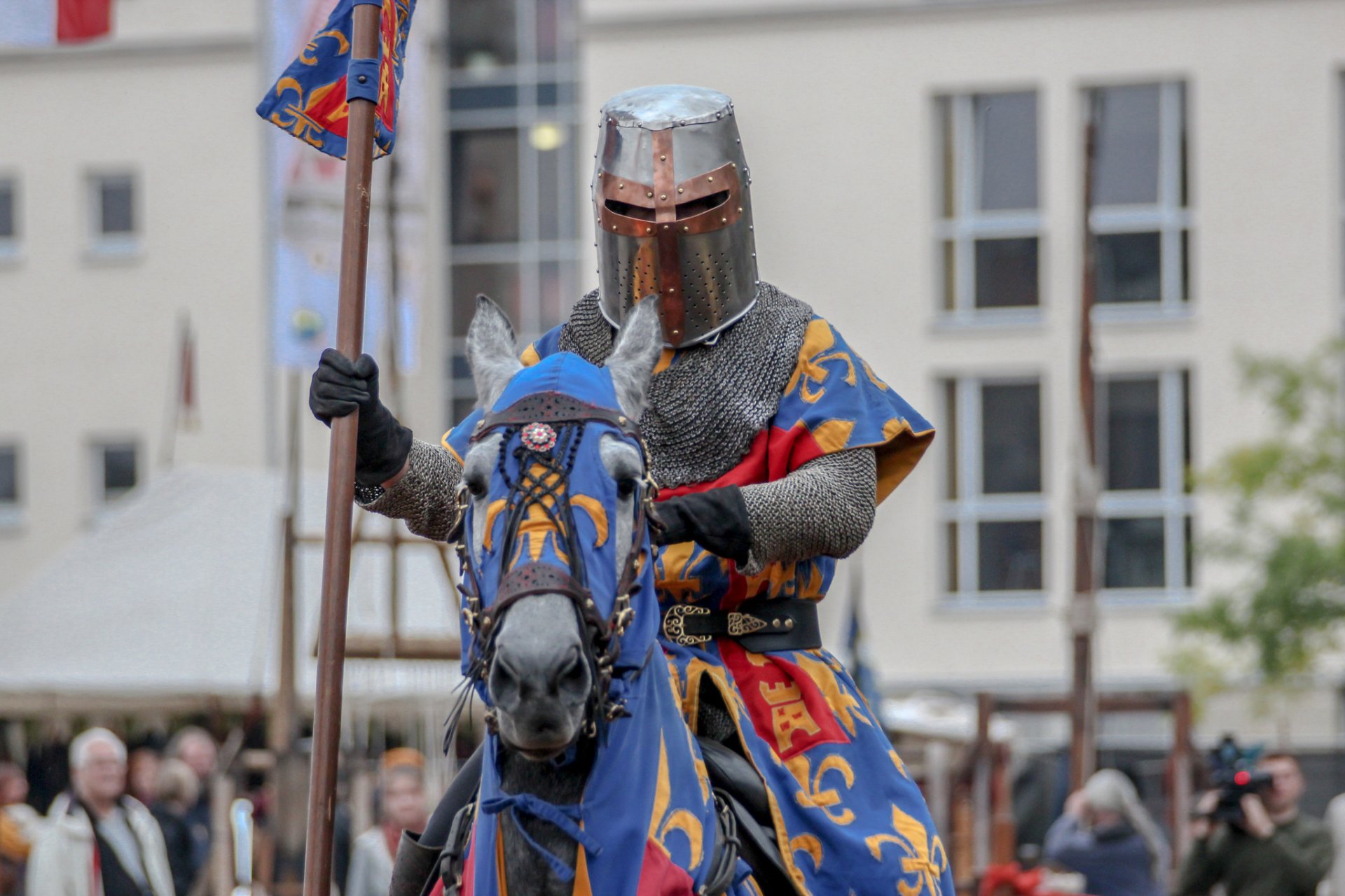 rycerz wojownik zbroja metal koń