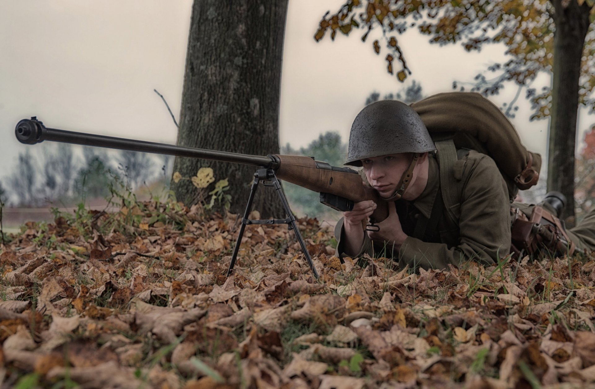 men helmet anti-tank gun nature ambush