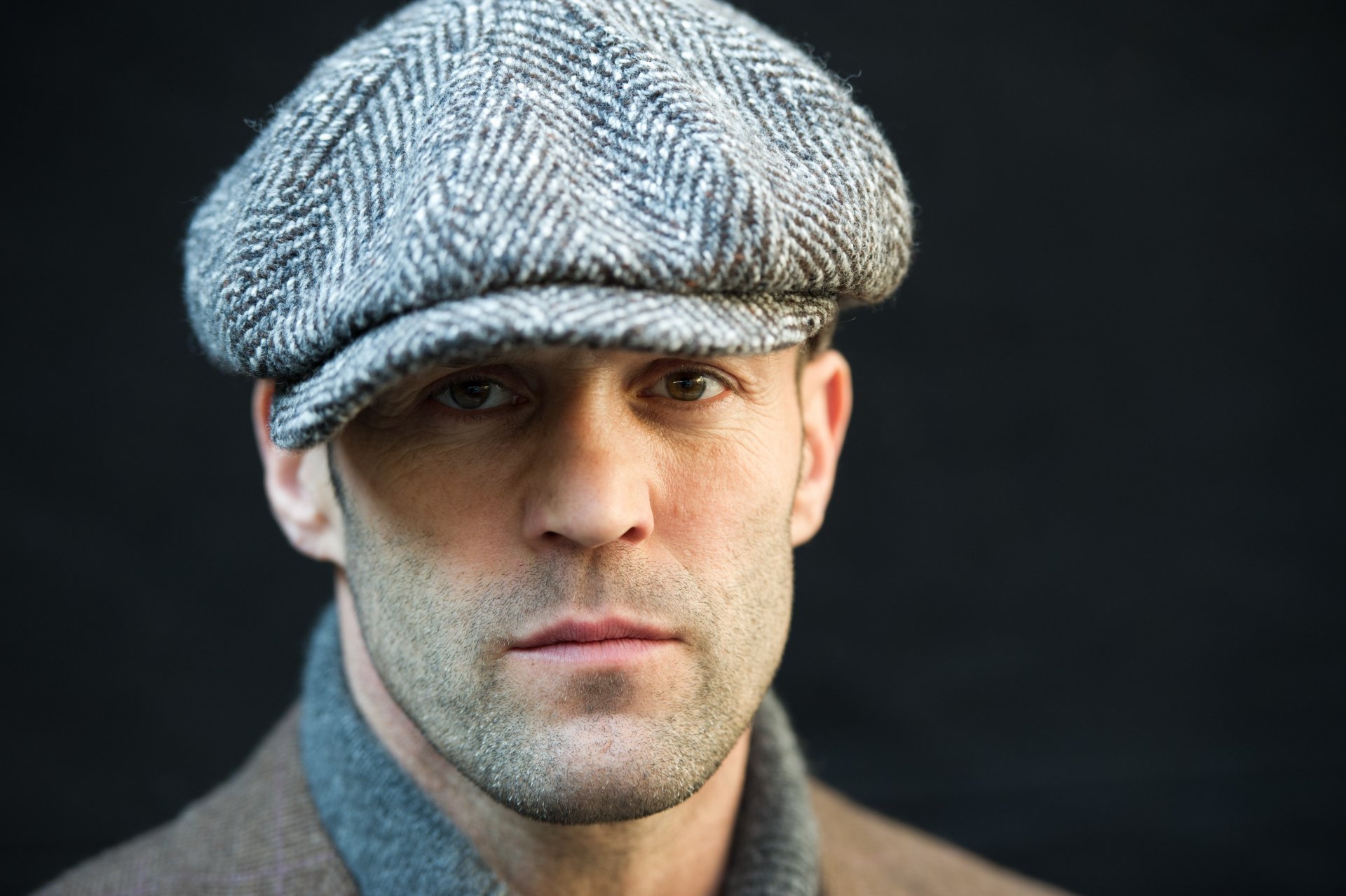 jason statham jason statham acteur casquette visage gros plan bokeh fond noir