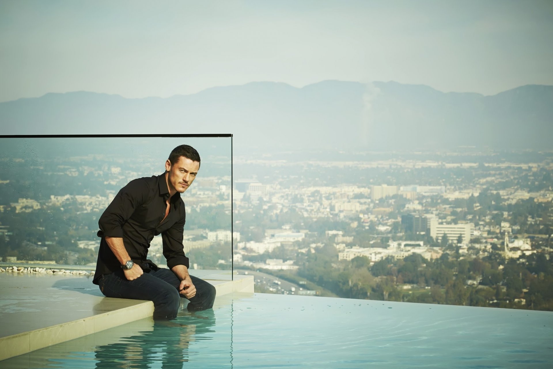 luke evans piscina acqua uomo