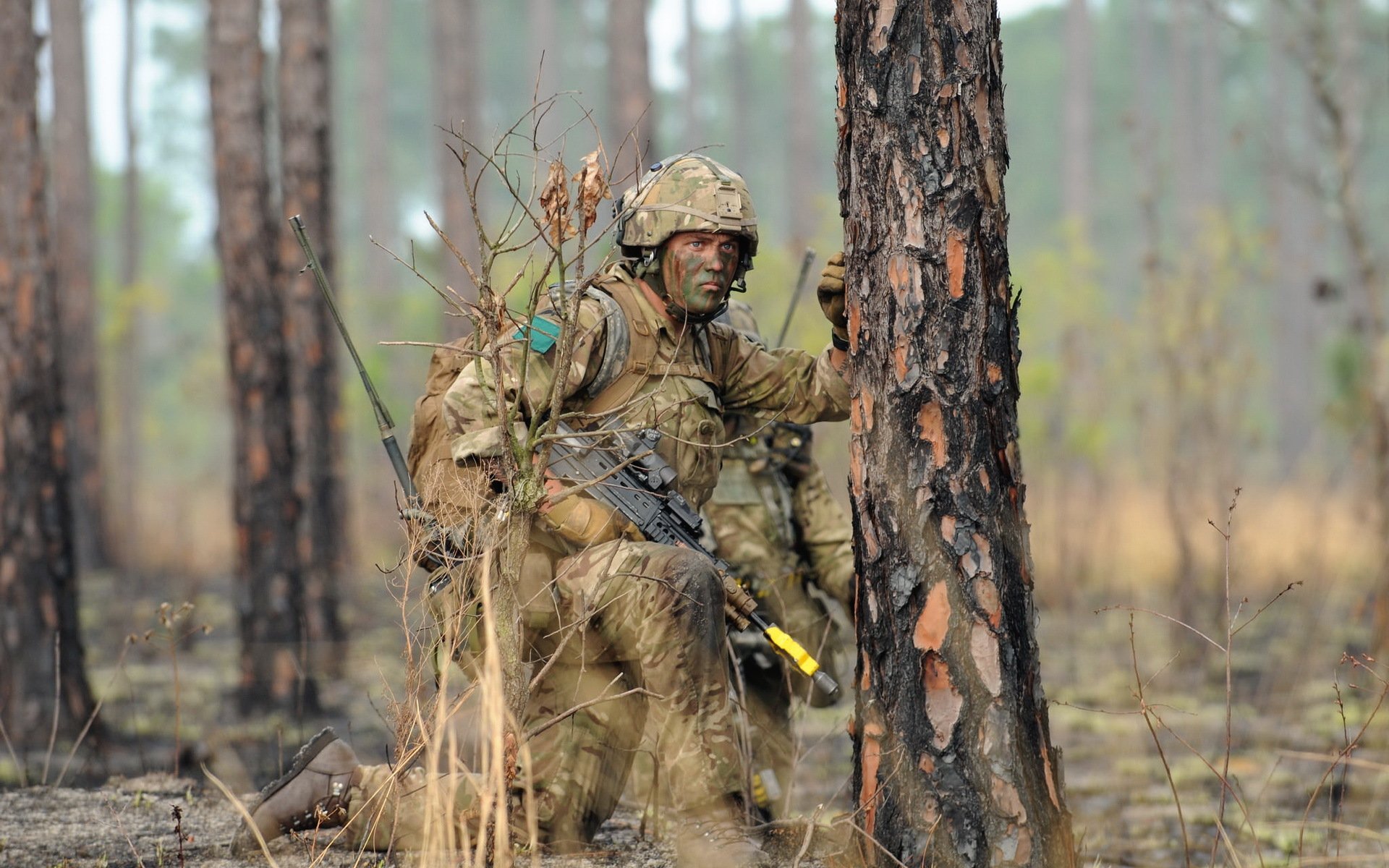 british parachute regiment men weapon