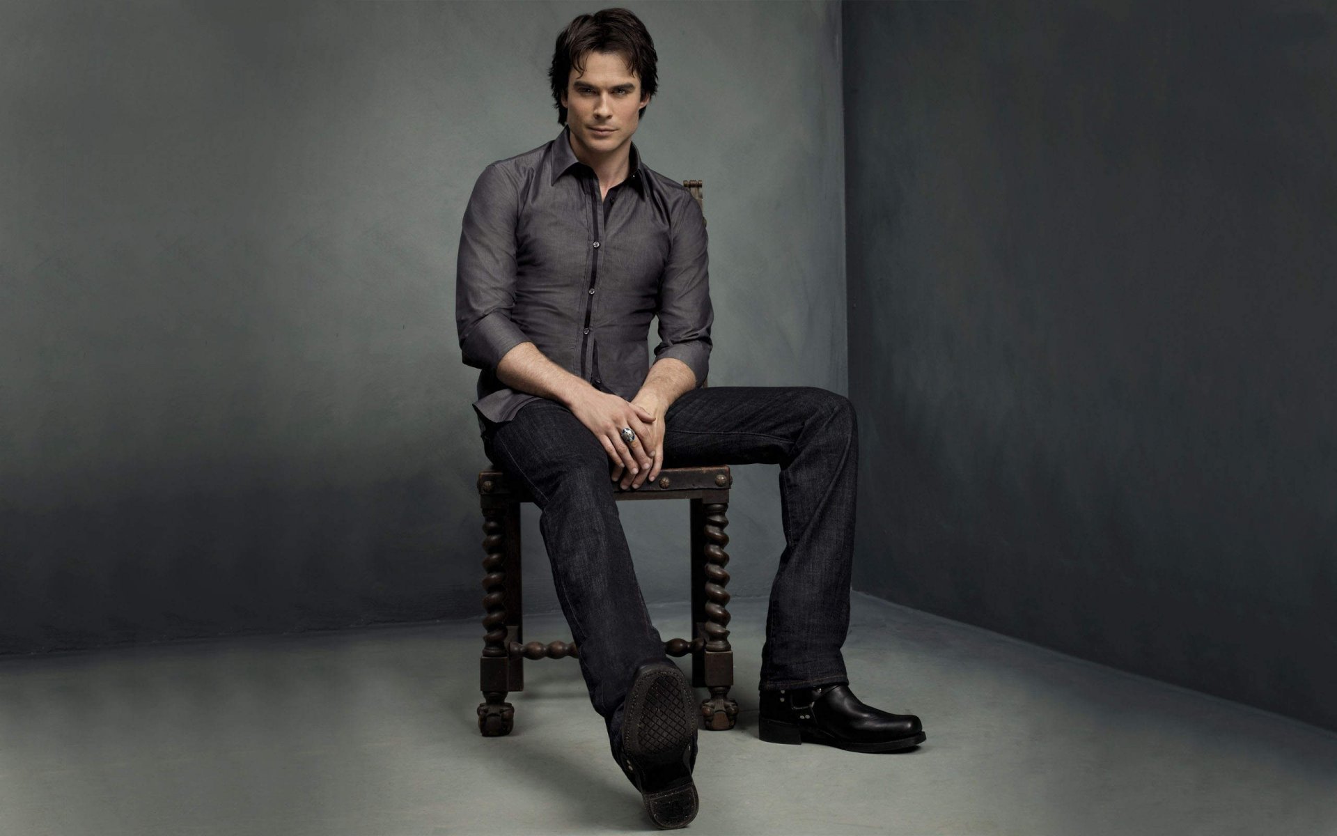 ian somerholder ian somerholder coin chambre vampire diaries chaise chaussures