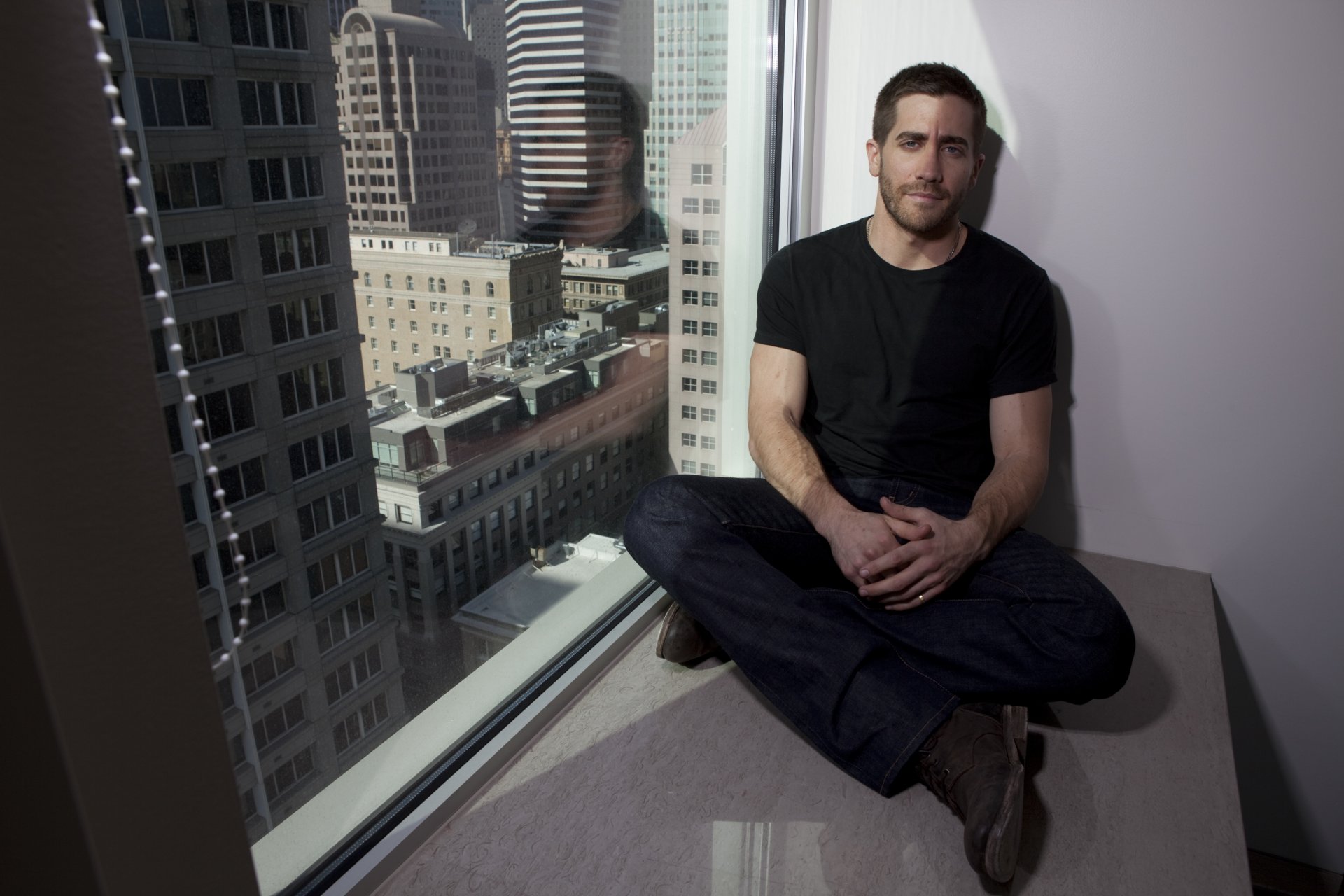 jake gyllenhaal man jay gyllenhaal man sitting window actor skyscraper