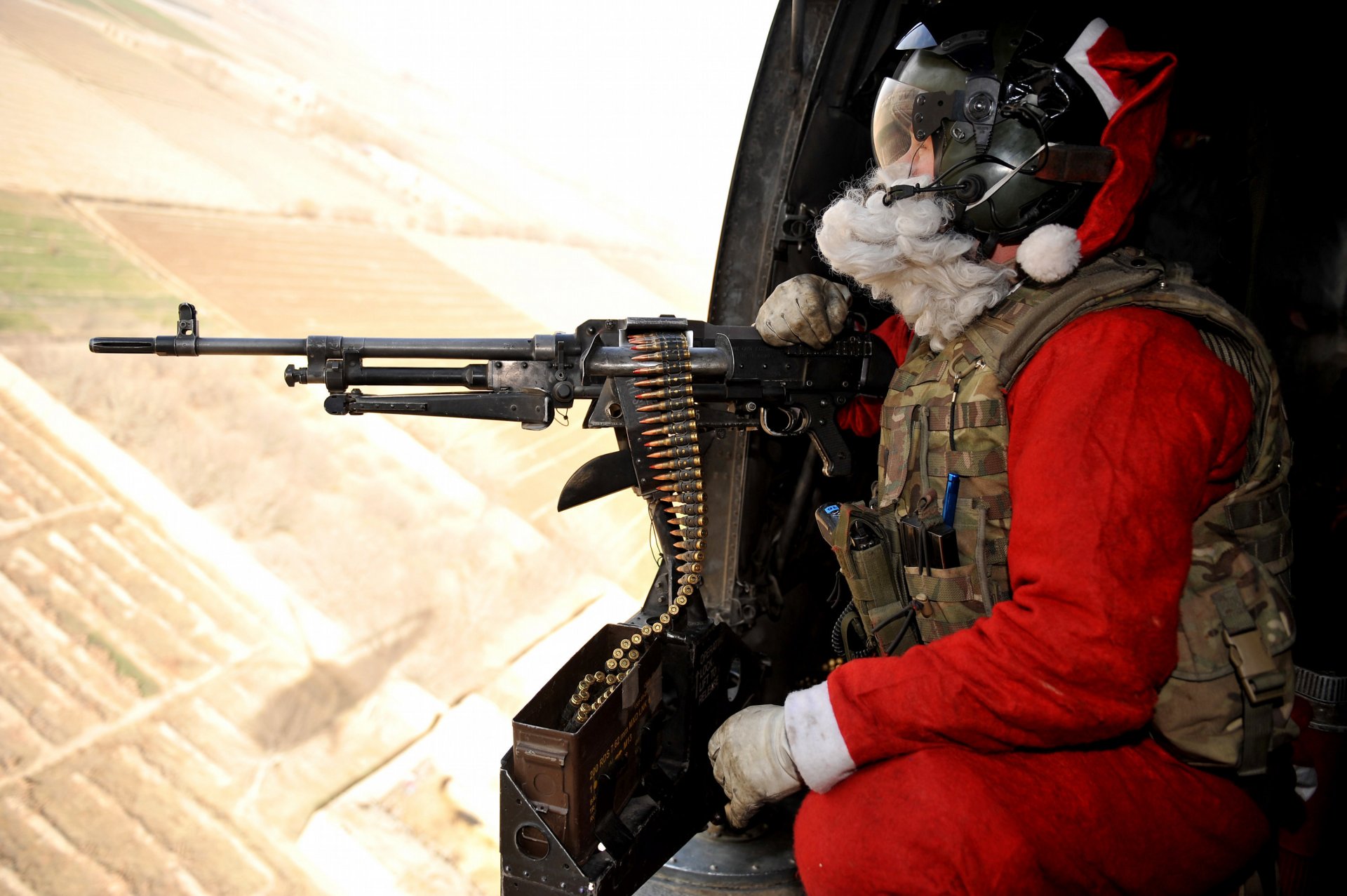 soldato babbo natale arma mitragliatrice nastro di munizioni elicottero volo