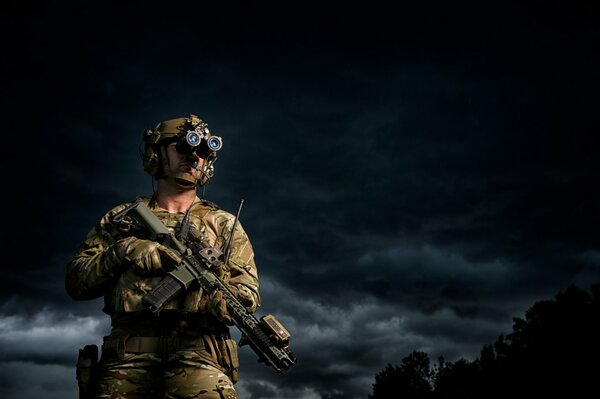 Soldat en tenue complète sur fond de ciel noir