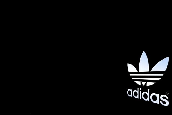 Logo Adidas sur fond noir