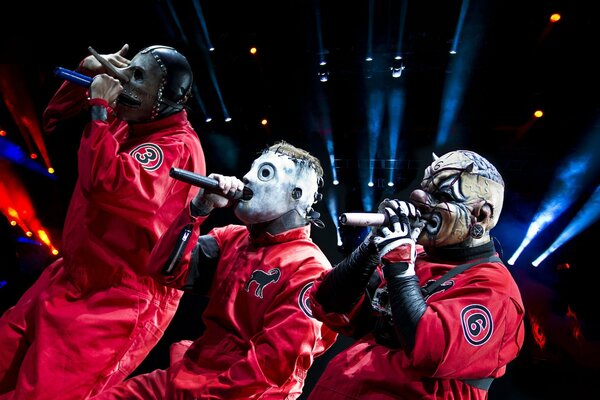 Sean Crahon, Corey Taylor, Chris Fehn en trajes rojos interpretan sus Canciones