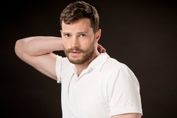 Jamie Dornan en chemise blanche