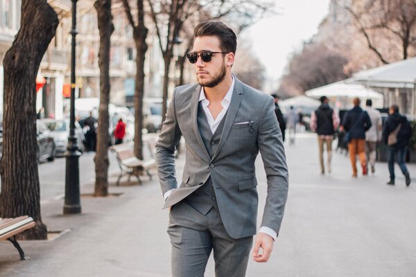 Hombre con gafas caminando por la calle