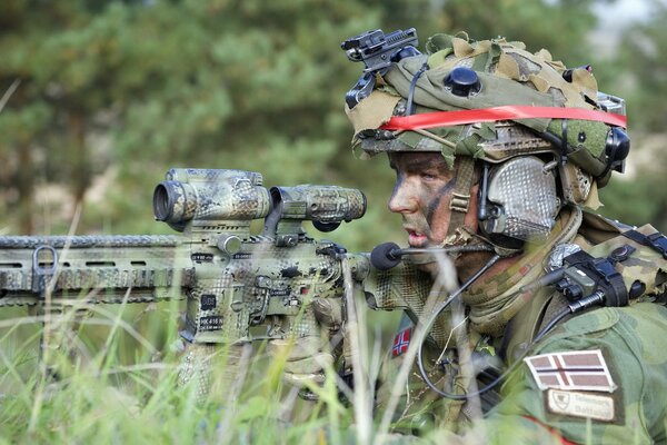 Soldat avec des armes. Déguisement. Tireur isolé