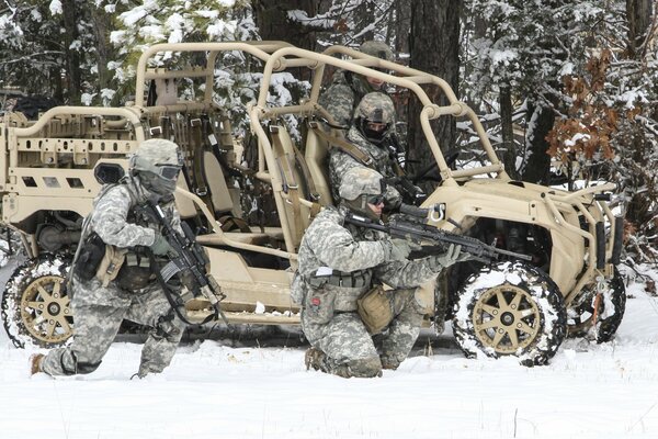 Armee-Soldaten mit Maschinengewehren im Winter