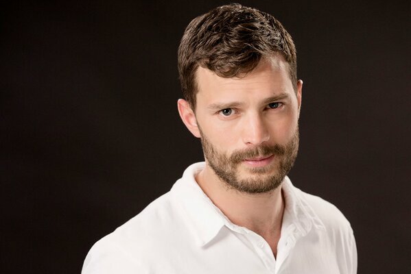 Jamie Dornan uśmiecha się słodko