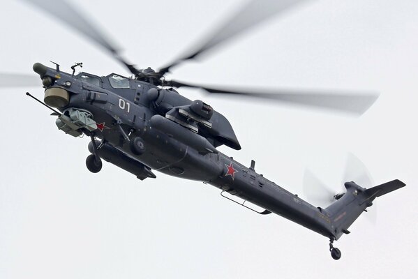 Elicottero russo Mi-28 con stelle rosse nel cielo