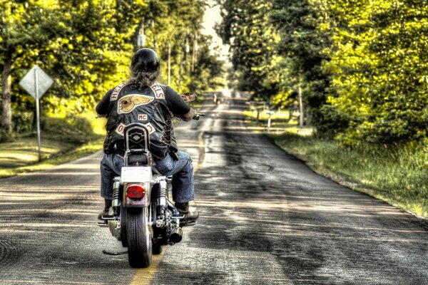 Motard Monte une moto sur la route