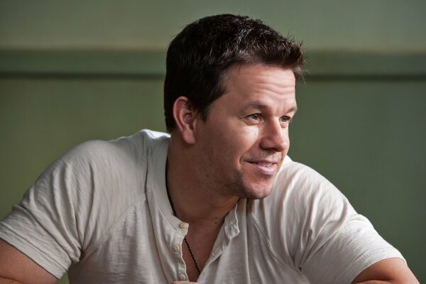 Mark Wahlberg con camiseta blanca