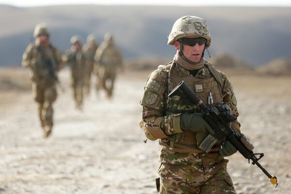 Soldaten mit Waffen in der Wüste