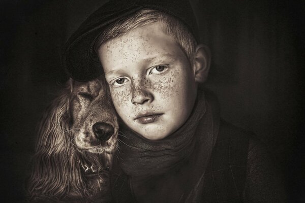 Retrato de un niño con pecas y un perro de orejas largas en color sepia