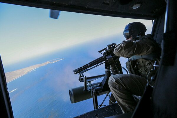 Militaire avec des armes dans le ciel