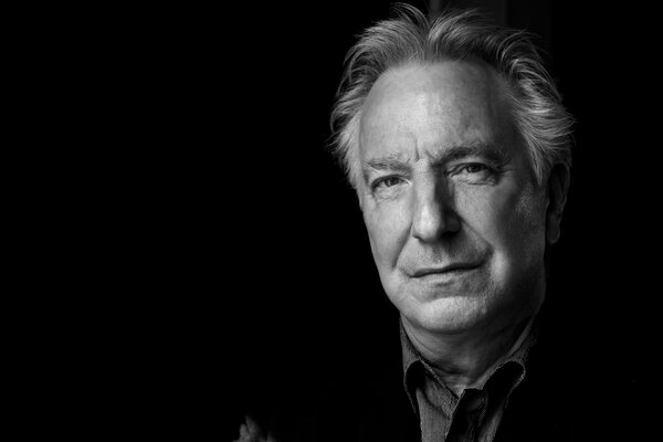 Alan Rickman auf dunklem Hintergrund. schwarz-Weiß-Porträt