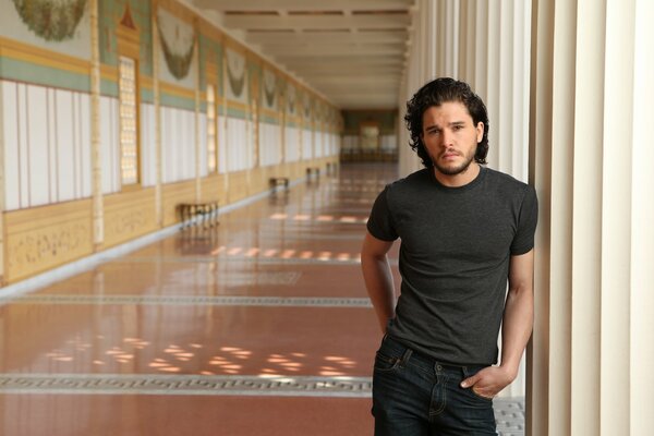 Actor en el pasillo de la escuela