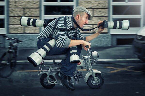 Fotograf auf der Straße mit Kamera und auf einem Moped