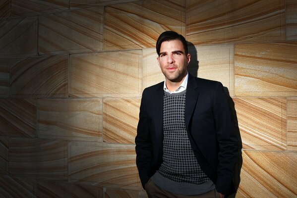 Zachary Quinto trägt eine stilvolle Jacke und eine modische Frisur