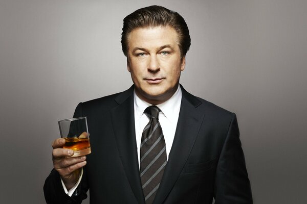 Acteur Alec Baldwin avec whisky