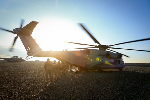 Helicóptero con un ejército de soldados en el campo