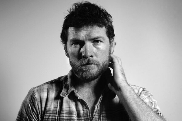 Der berühmte männliche schauspieler sam worthington im hemd