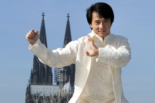 Jackie Chan im weißen Anzug im Kung-Fu-Rack