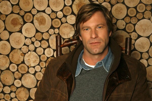 Aaron Eckhart en medio de la leña