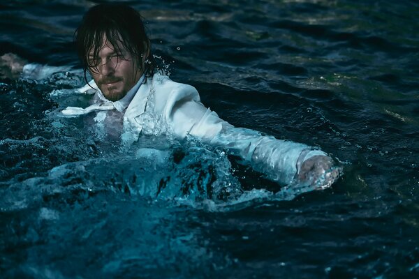 Norman Reedus bei einem Fotoshooting im Wasser. 2015