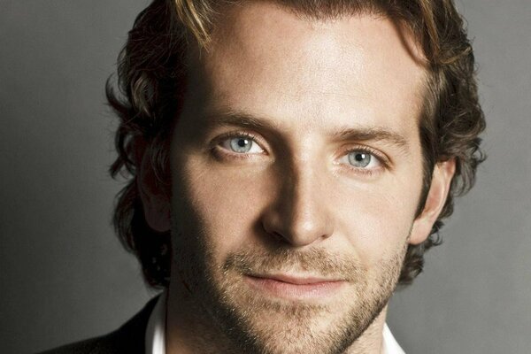 El actor Bradley Cooper sobre un fondo gris