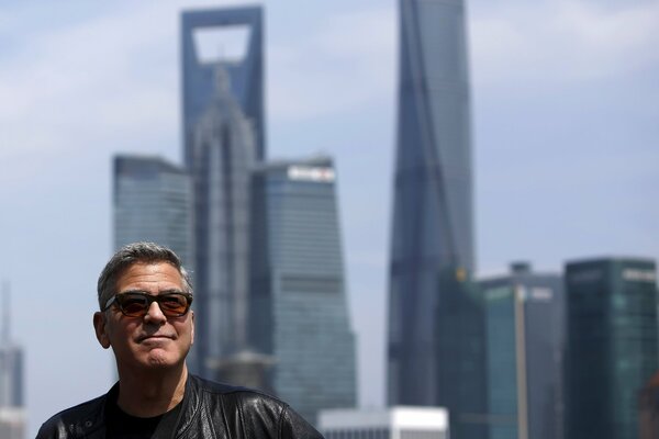 George Clooney na tle miasta