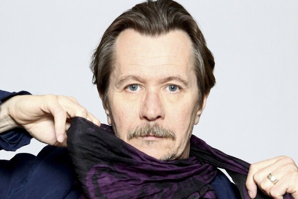 Ein Bild von Gary Oldman auf weißem Hintergrund