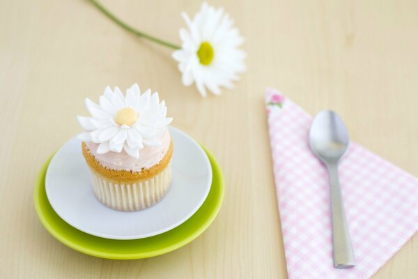 Kuchen mit Sahne und Kamillendekor