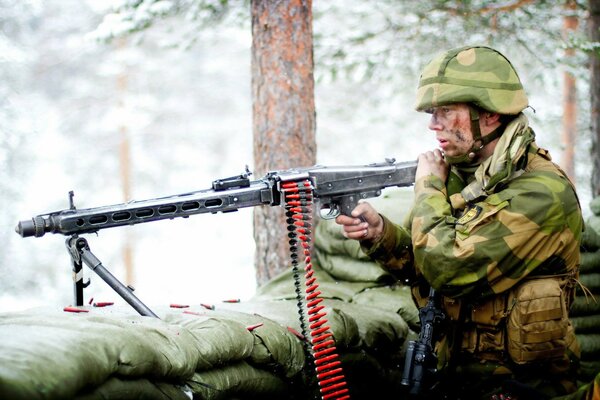 Dans la forêt de soldats avec des armes