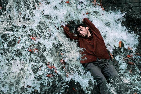 Fotoshooting für einen Kerl unter dem Wasserstrom